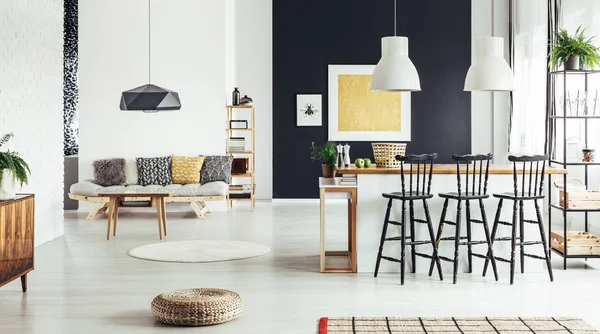 Sala da pranzo retrò con pouf — Foto Stock