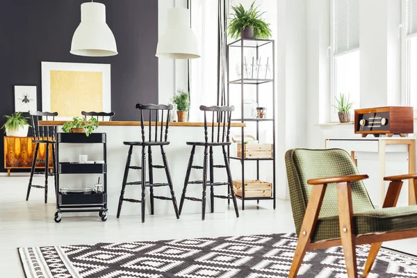 Dapur dengan kursi hijau berkarat — Stok Foto