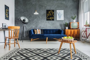 Posterler ile eksiksiz bir şekilde döşenmiş Oda