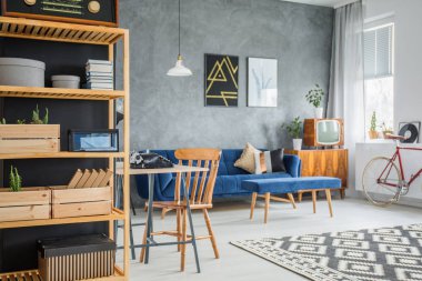 Oturma odasında ahşap raf