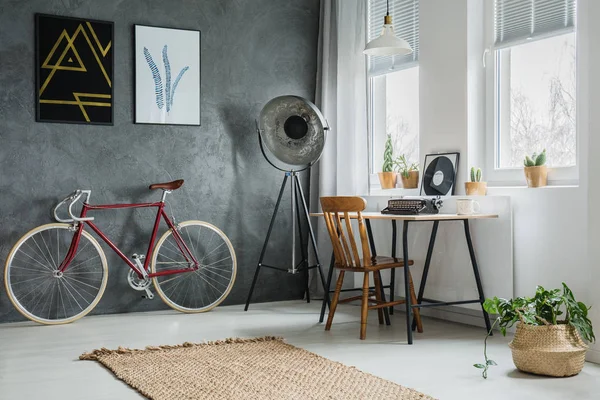 Köşedeki modern lamba