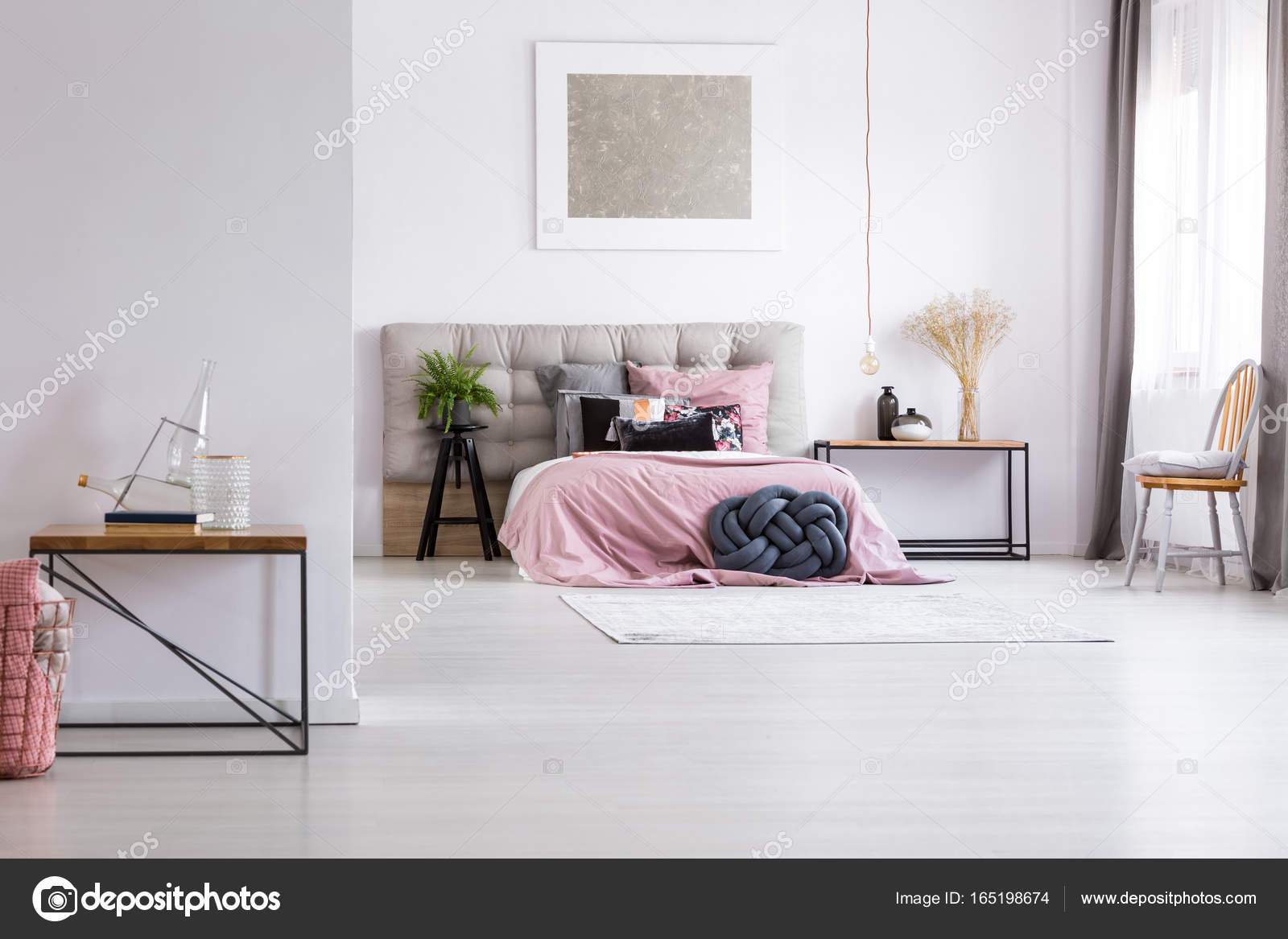 Spaziosa camera da letto con la pittura d\'argento — Foto Stock ... Spaziosa camera da letto con la pittura d\'argento — Foto Stock ...