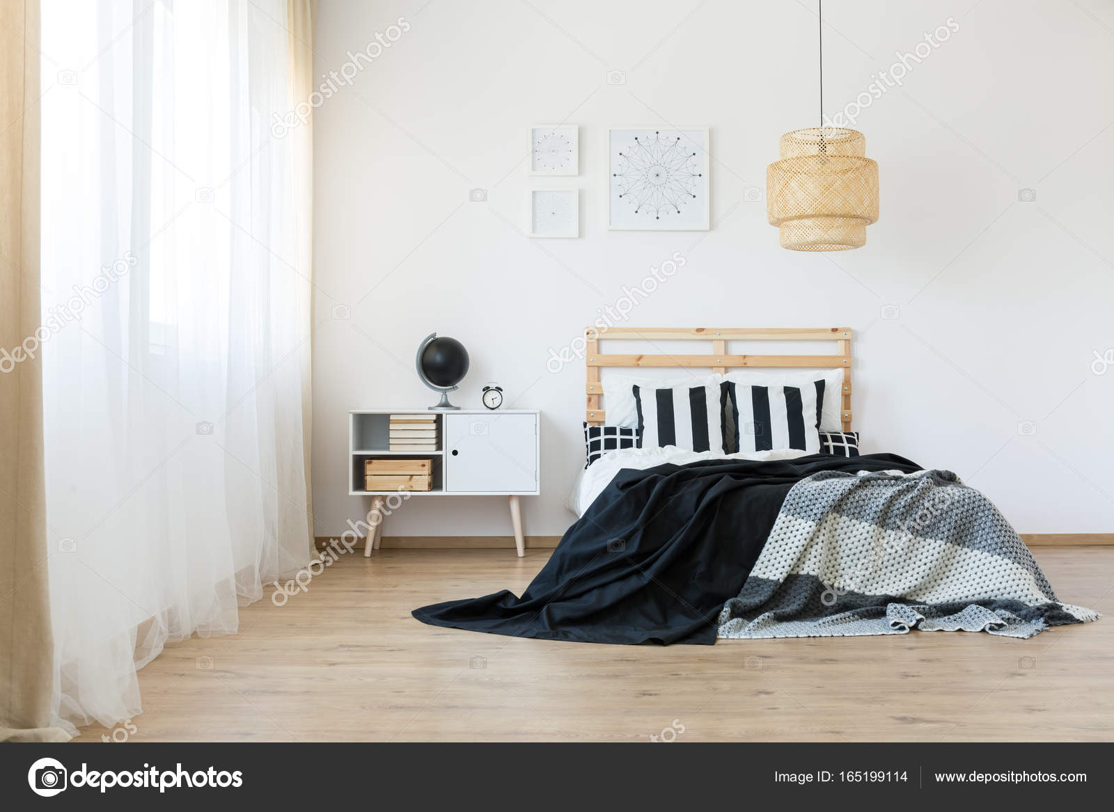 https://st3.depositphotos.com/2249091/16519/i/1600/depositphotos_165199114-stockafbeelding-ruime-en-lichte-slaapkamer.jpg