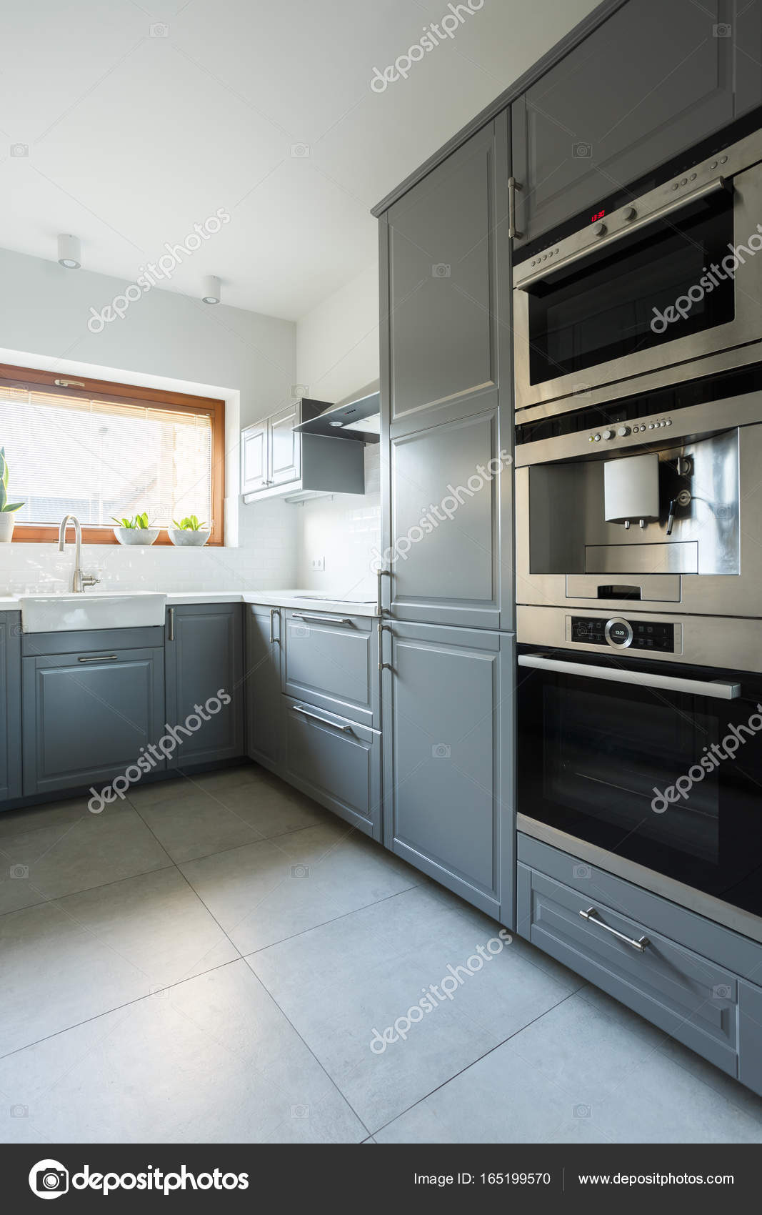 Cocina con gabinetes verdes oliva — Foto de stock © photographee.eu