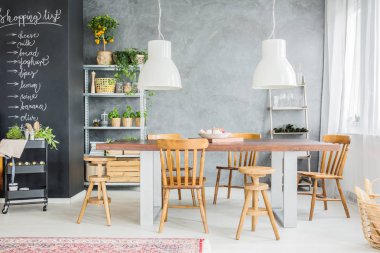 Ahşap masa ve kara tahta duvar