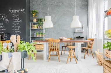 Kara tahta duvar ile yemek odası