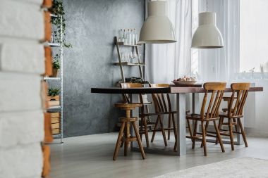 Toplumlu masa ve endüstriyel lambalar