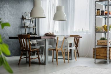 Endüstriyel masa ve metal raf