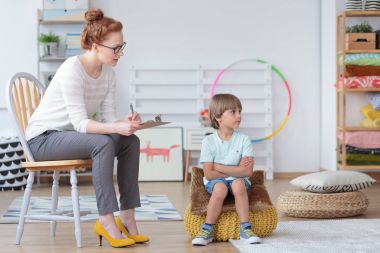 Psikoterapi oturum sırasında genç çocuk