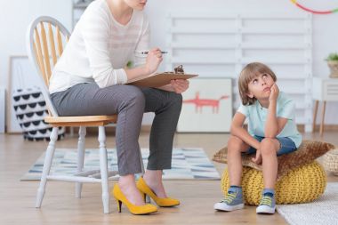 Psikoterapi Danışma sırasında otistik çocuk