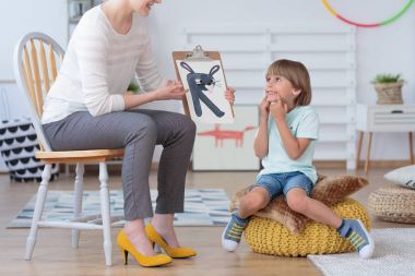 Telaffuz egzersiz yaparak çocuk