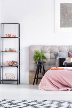 Dışkı yakınındaki yatak üzerinde bitki