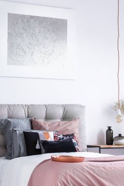 Yatak üstünde gümüş boyama