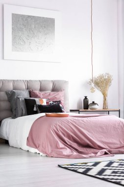 Kral yatak üzerinde desenli yastıklar