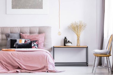 Portakal sandalye ile modern yatak odası