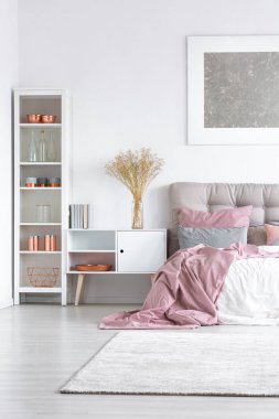 Pastel pembe yatak yorgan