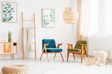 Vintage sandalye ile parlak Oda