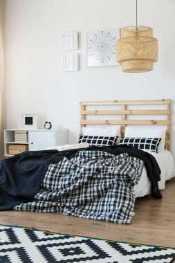 Basit siyah beyaz yatak odası