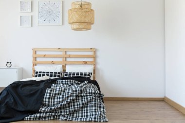 Basit, boş yatak odası