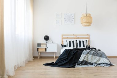 Geniş ve aydınlık yatak odası