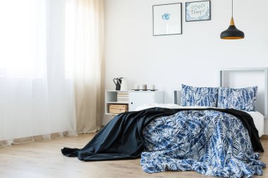 mavi ve beyaz yatak odası