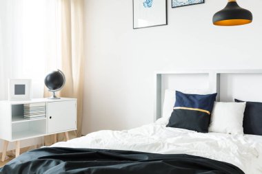 Yatak ve küçük kitap raf