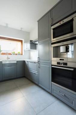 Zeytin yeşili dolapları ile mutfak