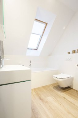 Ahşap zemin ile beyaz banyo