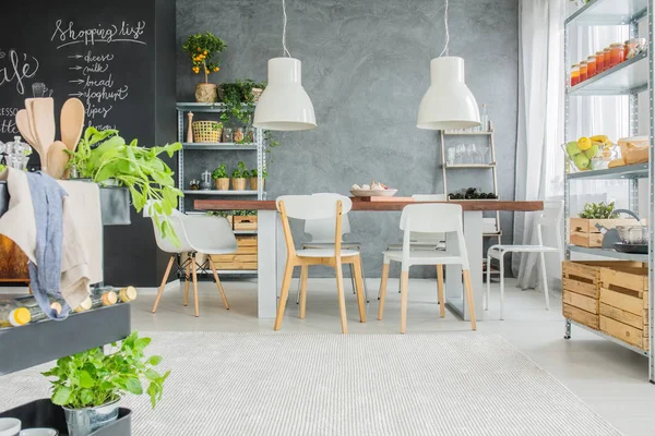 Industriële eetkamer met tafel — Stockfoto