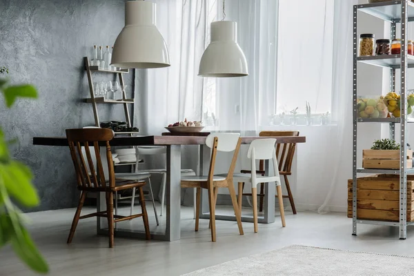 Endüstriyel masa ve metal raf