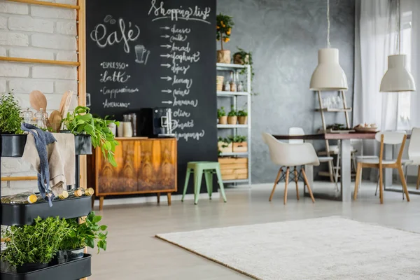 Apartamento moderno com detalhes em chalkboard — Fotografia de Stock