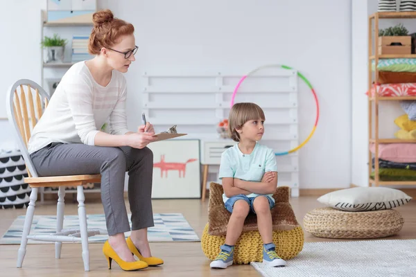 Psikoterapi oturum sırasında genç çocuk