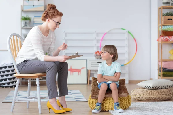 Niño escuchando al psicoterapeuta — Foto de Stock