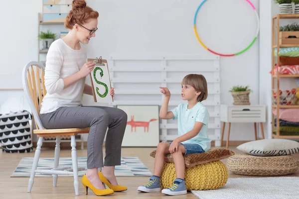 Niño practicando la pronunciación correcta — Foto de Stock