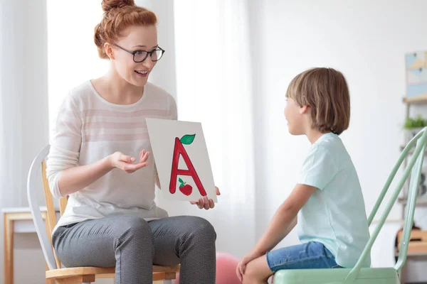 Logopedista amichevole e ragazzo — Foto Stock