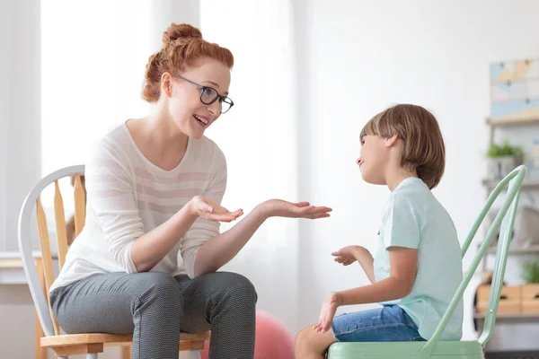 Psicoterapeuta conversando com menino autista — Fotografia de Stock