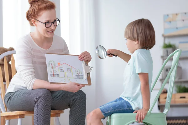 Counselor showing picture of house — Stock Photo, Image