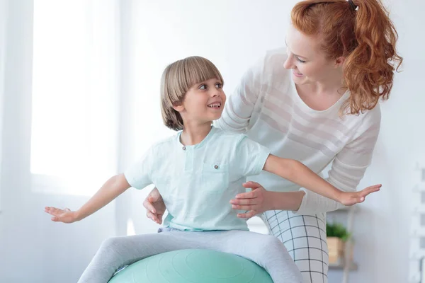 Physiotherapist supporting boy with scoliosis — Stock Photo, Image