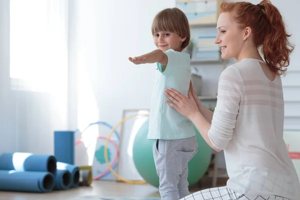 Niño durante la gimnasia correctiva — Foto de Stock