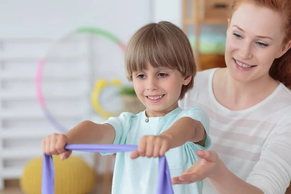 Niño practicando con banda elástica — Foto de Stock