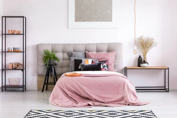 Pembe yorgan ile kral yatak