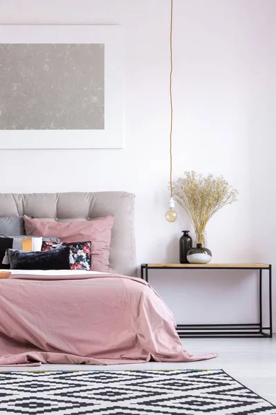 Pastel slaapkamer met koperen lamp — Stockfoto