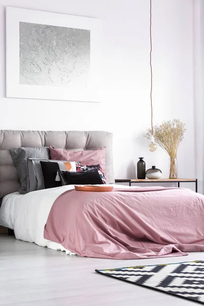 Gedessineerde kussens op kingsize bed — Stockfoto