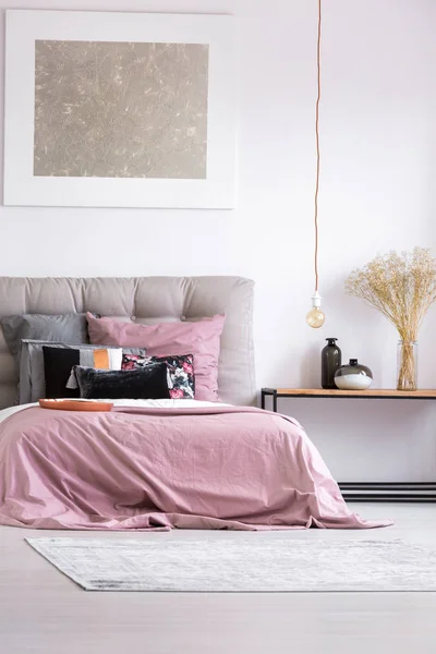 Lençóis cor de rosa na cama king-size — Fotografia de Stock
