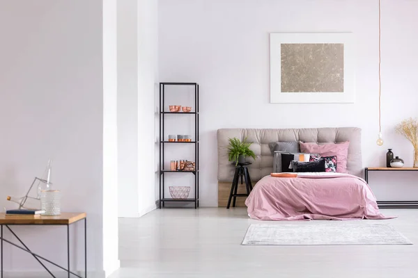 Bakır aksesuarlar ile modern yatak odası — Stok fotoğraf