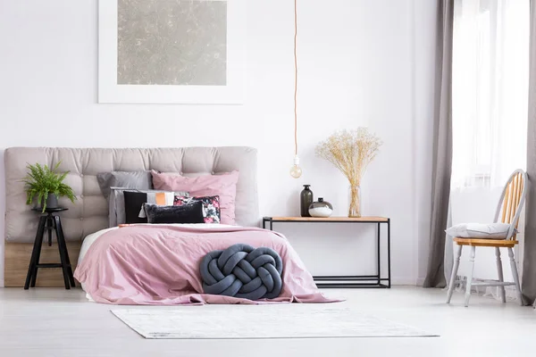Camera da letto alla moda con sedia arancione — Foto Stock