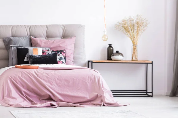 꽃과 파스텔 핑크 침실 — 스톡 사진