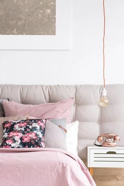 Chambre élégante avec oreiller floral — Photo