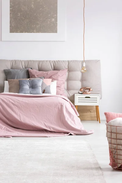 Chambre élégante avec téléphone en cuivre — Photo