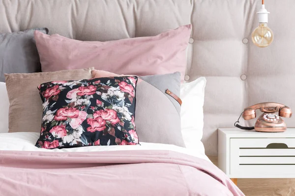 Almohadas de color pastel en el dormitorio — Foto de Stock
